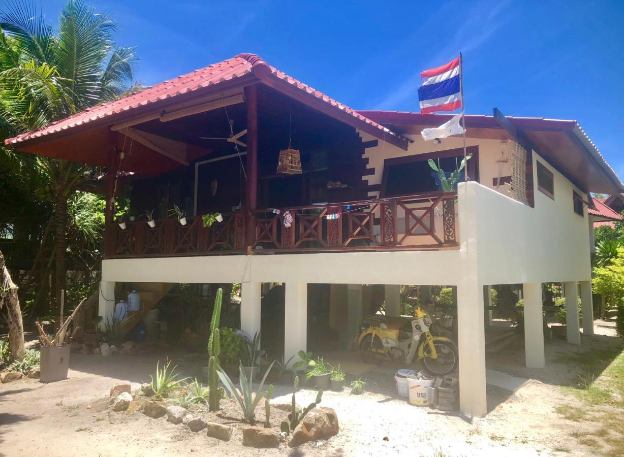 Three Rare & Private Front Guest house Thongsala