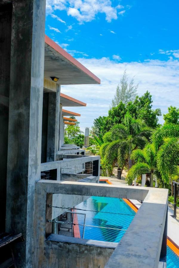 Resort Through 3*