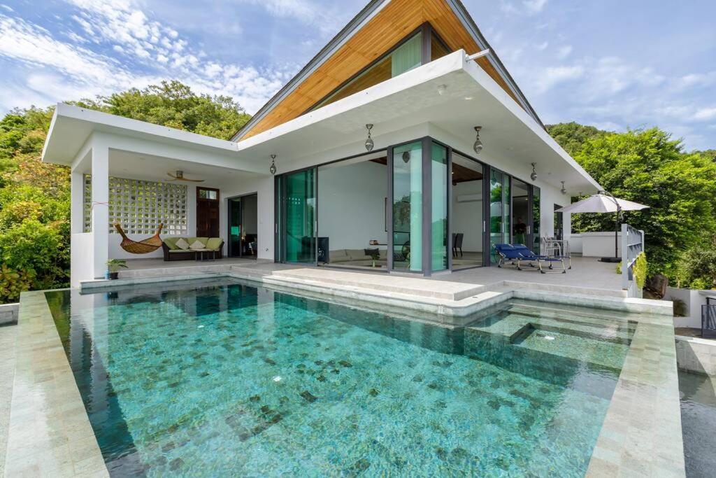 Stunning Seaview Pool