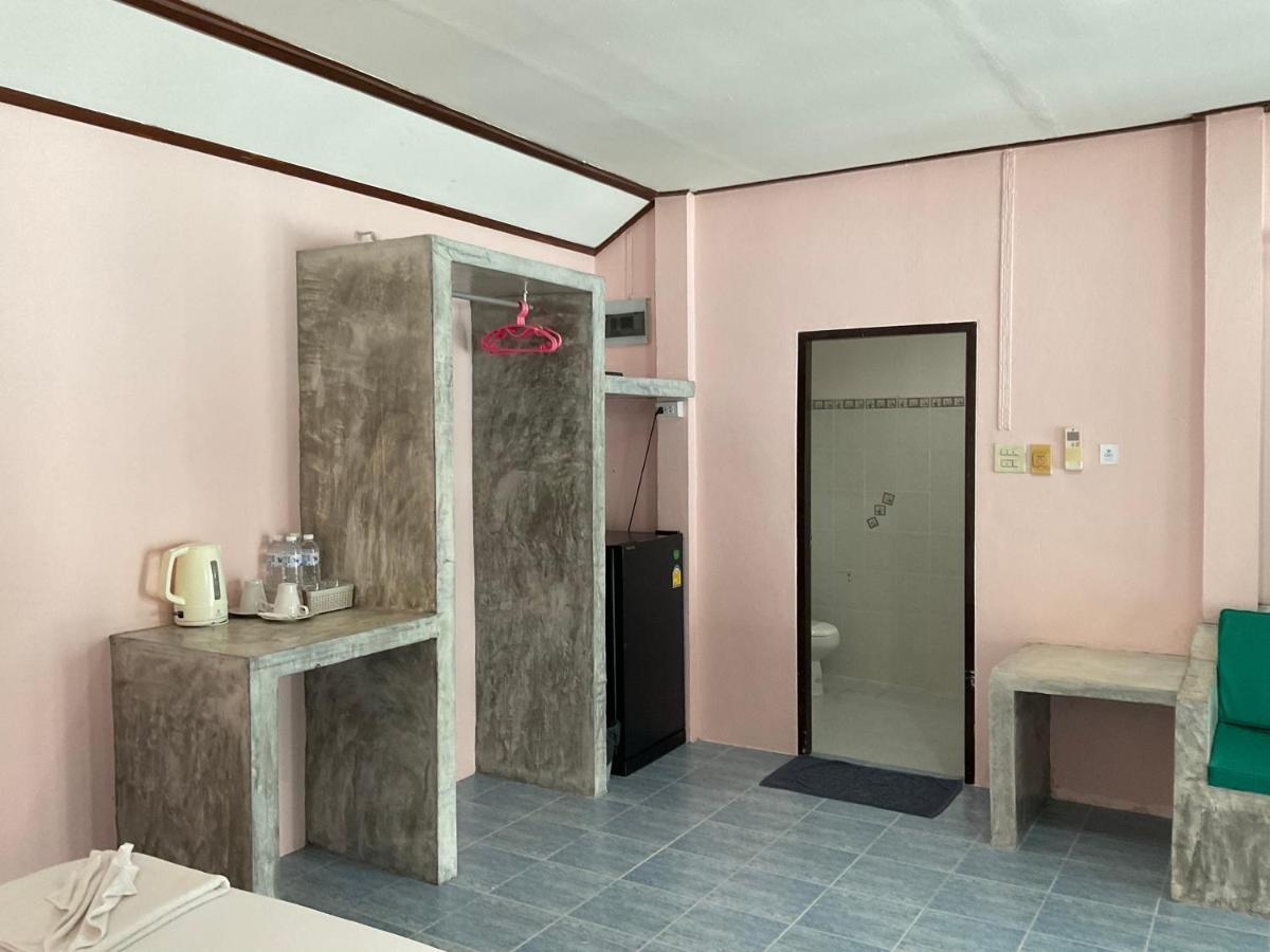 Island Hotel *