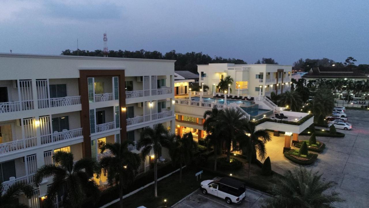 Resort Front Bay