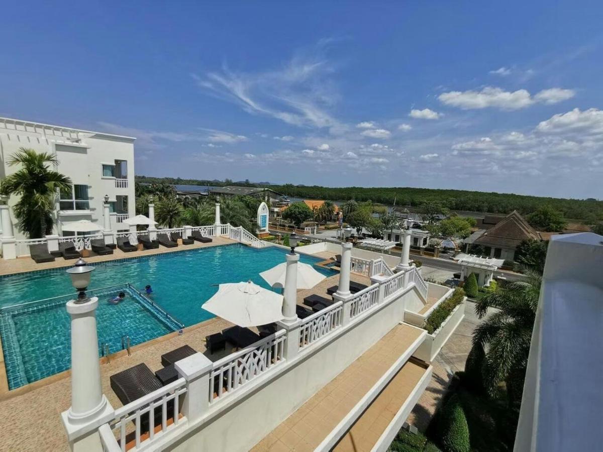 Front Bay Resort 4*