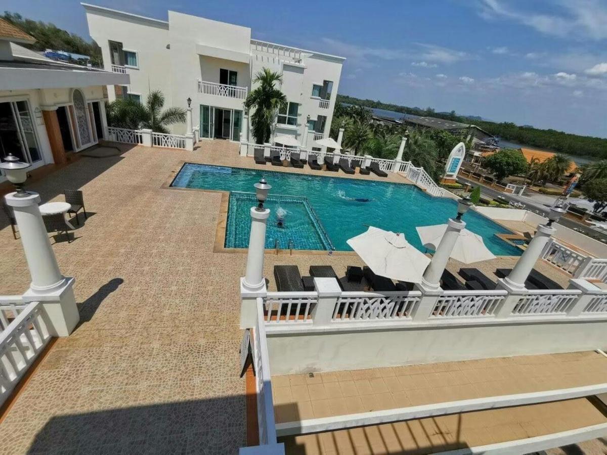 Front Bay Resort 4*
