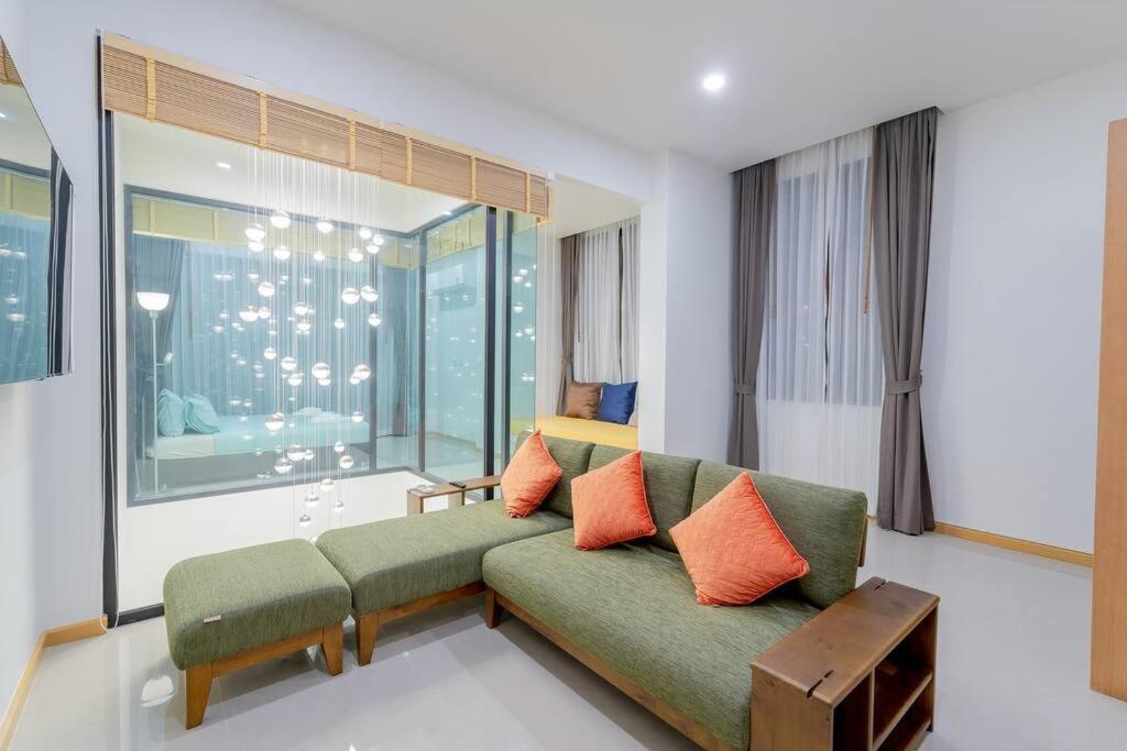 สุขใจพูลวิลลา : ไปรเวทวิลลาวิวทะเลกลางเมือง Hua Hin