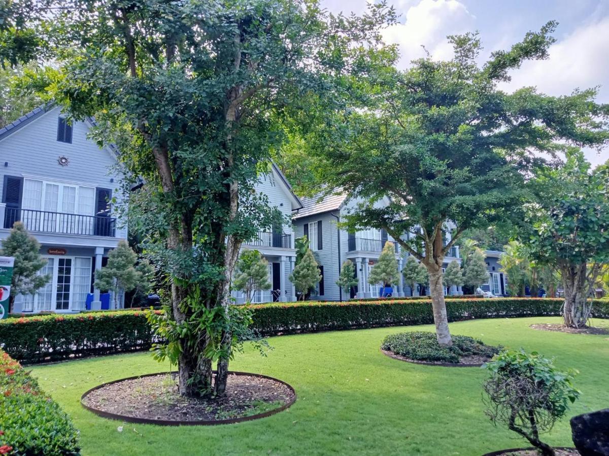 Crown View Resort *