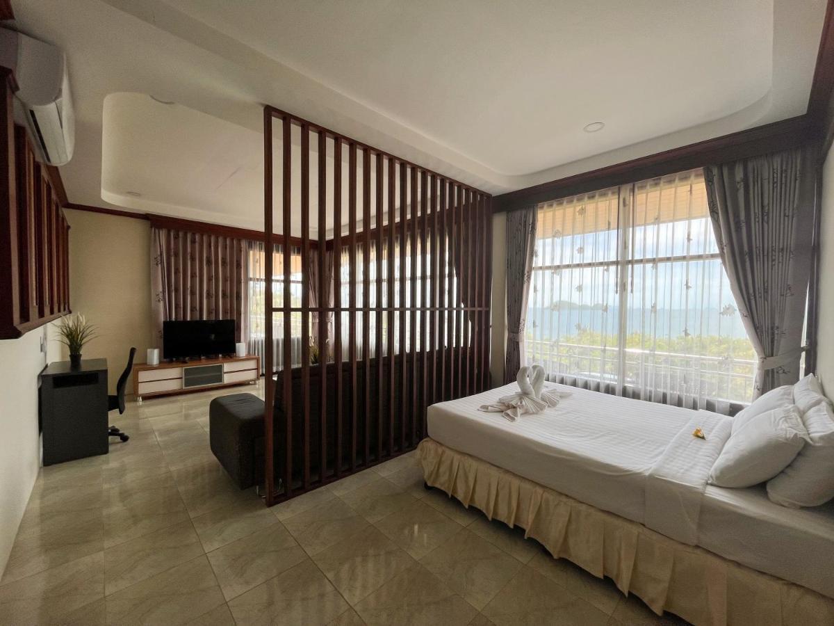 Golden Hill 3*