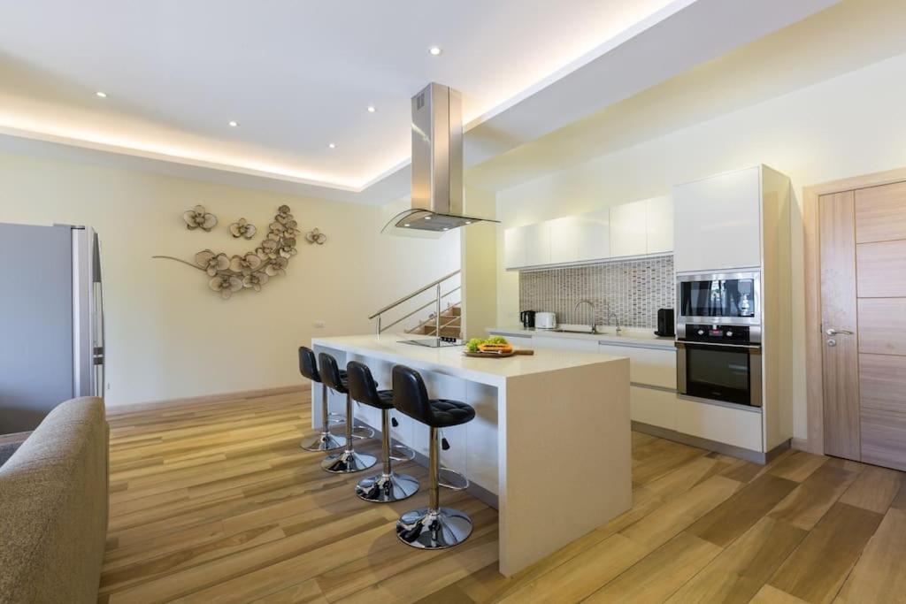 5-bdr Luxury At A With Club And Concierge Service Villa *