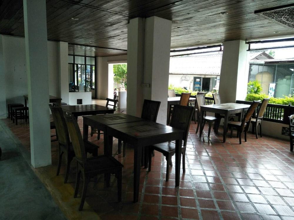 Holiday Park Hotel