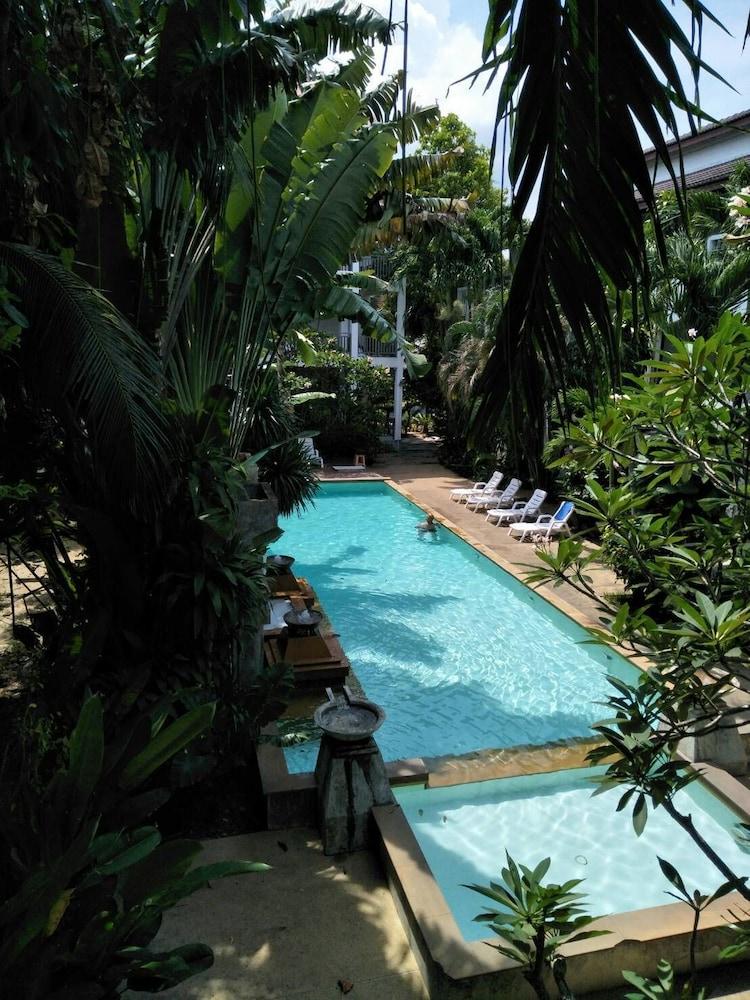 Holiday Park Hotel 3*