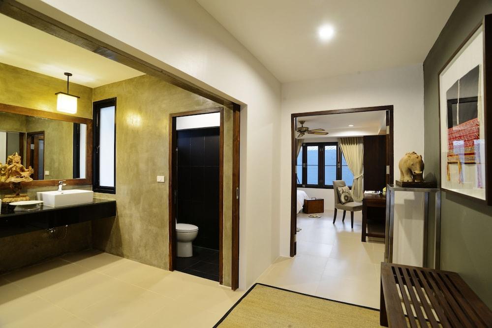 The Quarter 4*