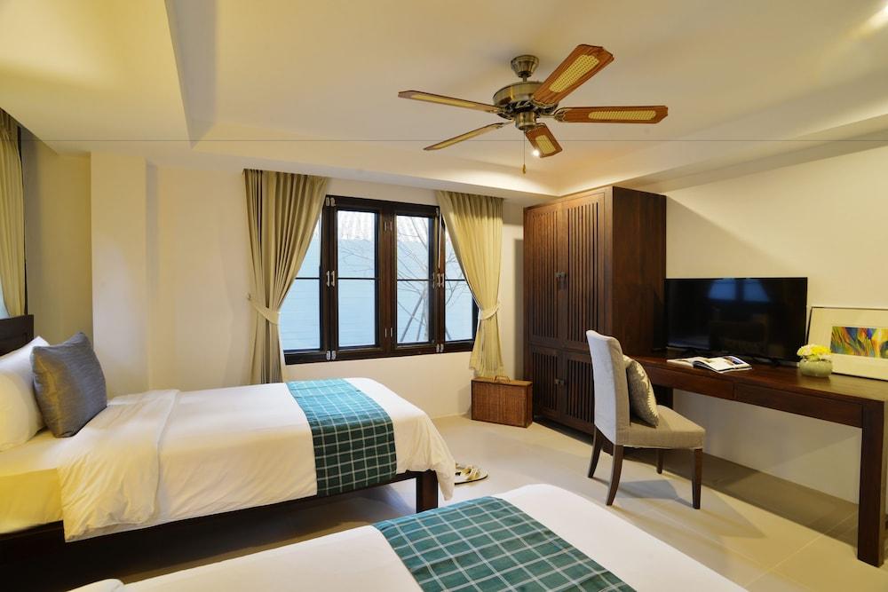 The Quarter 4* Pai