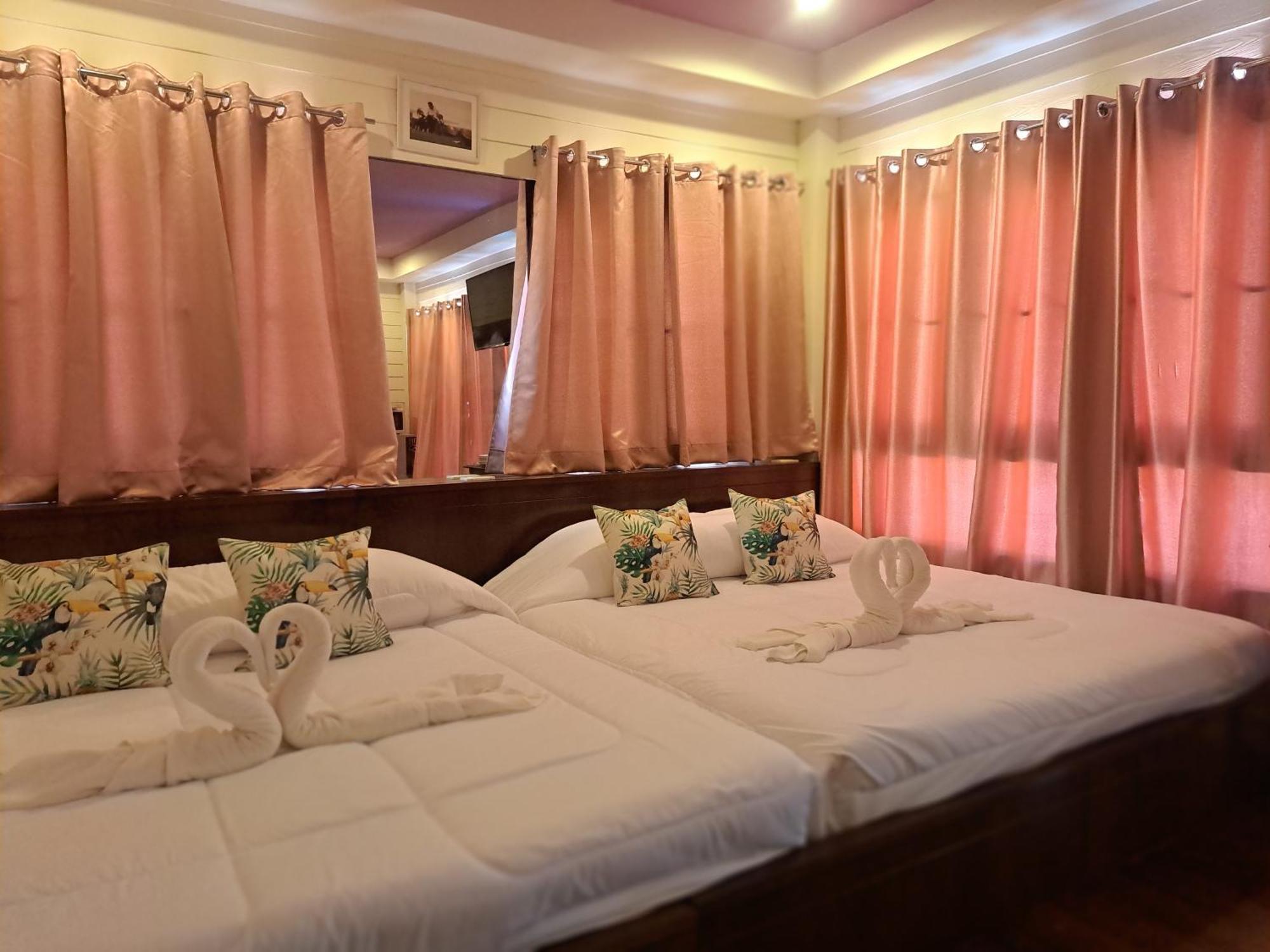 Guest house Karoon Hut