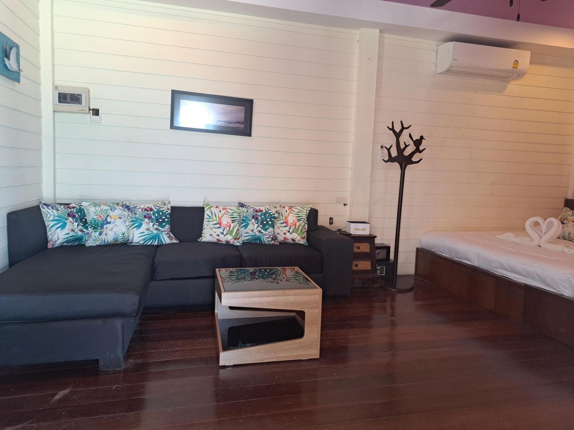 Guest house Karoon Hut 2*
