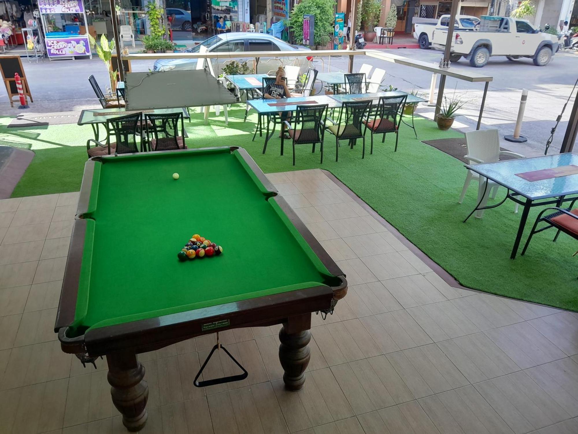 Oasis & Bar Albergue Karon