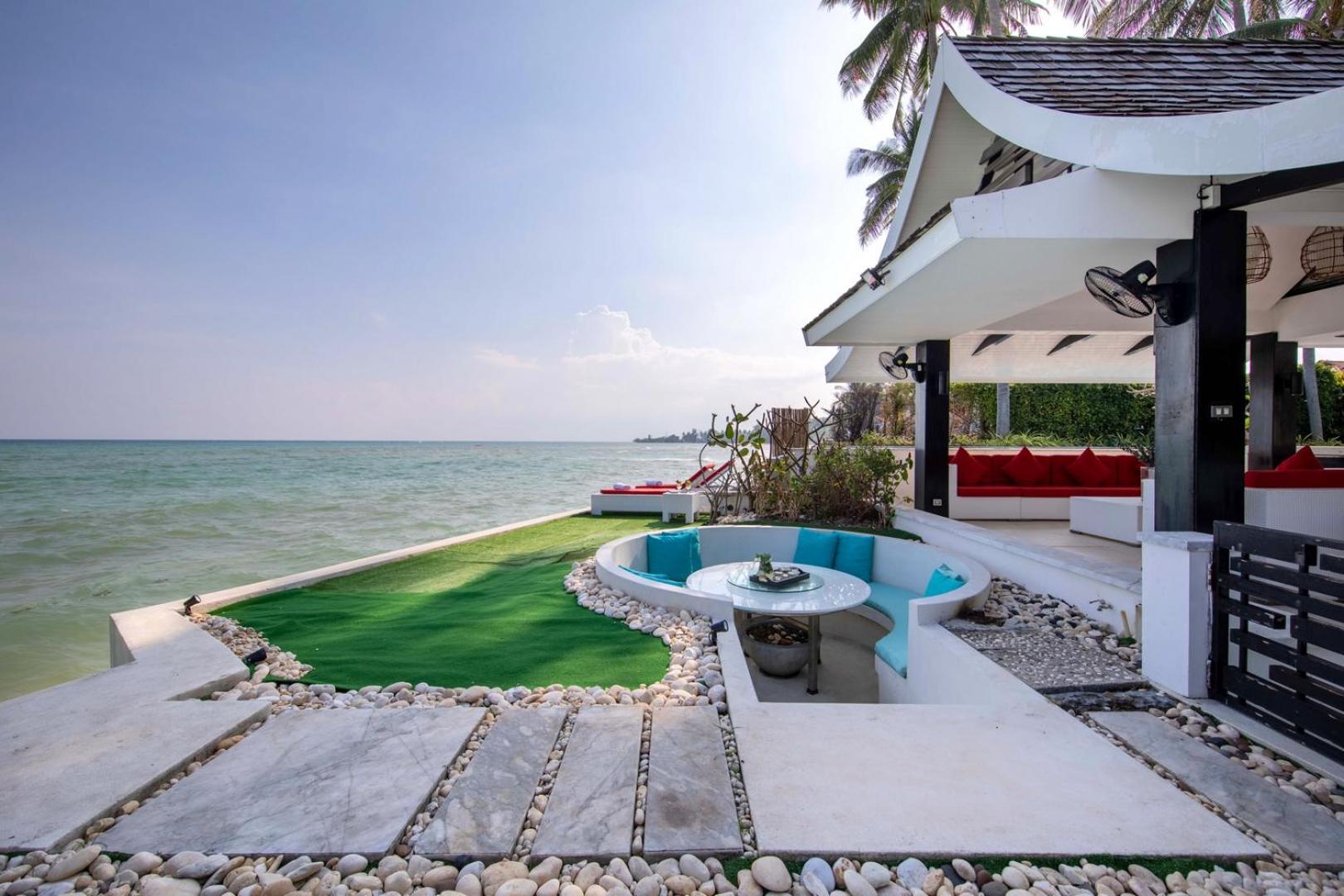 Beachfront Baan Paradise Villa *