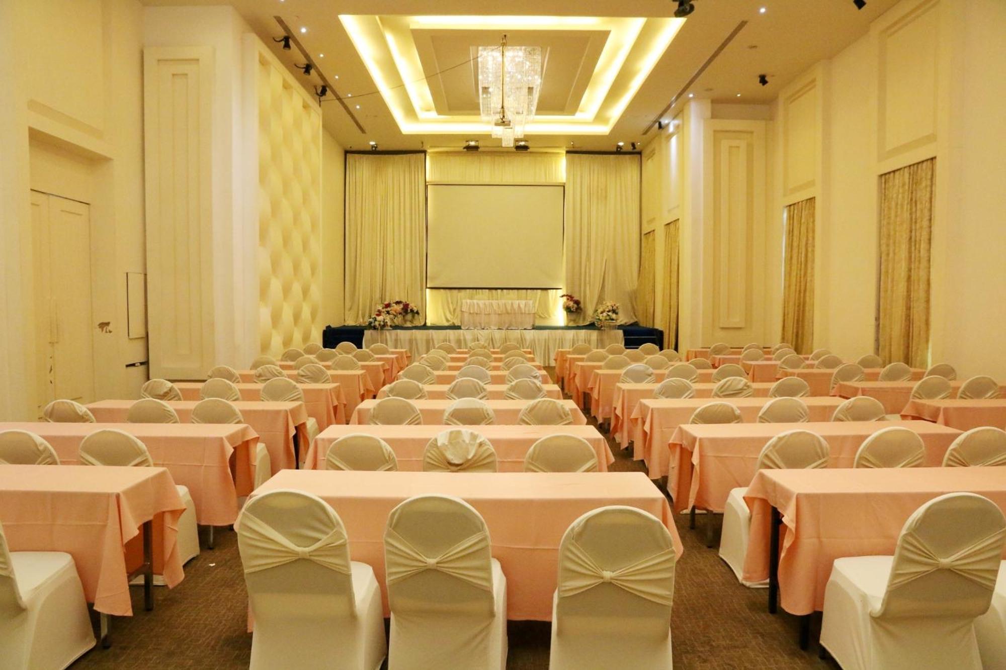 Crystal Palace Luxury Hotel 5*