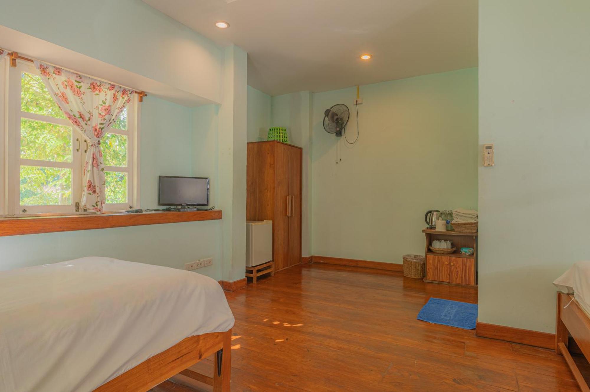 Flora Resort 3*
