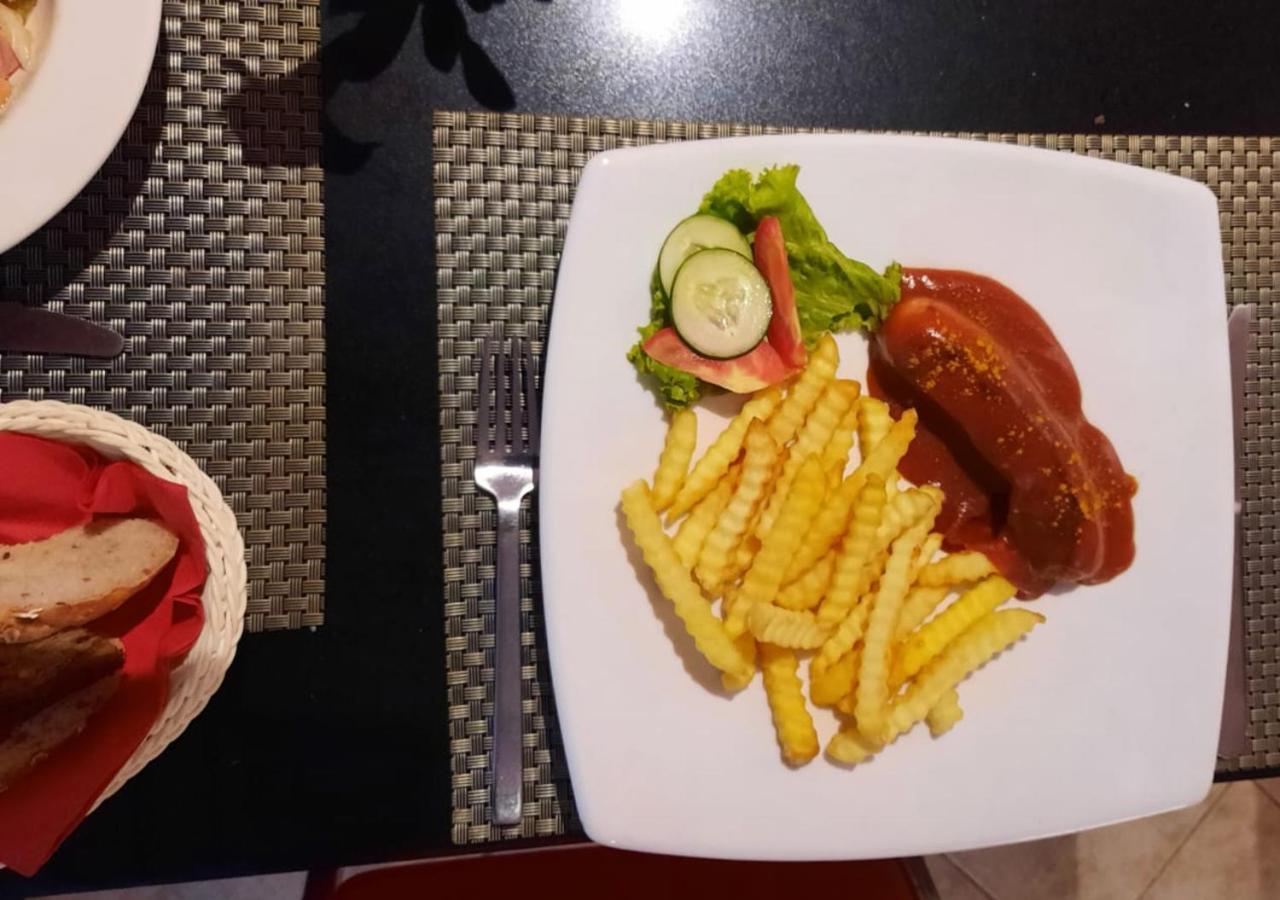 Happy Hotel