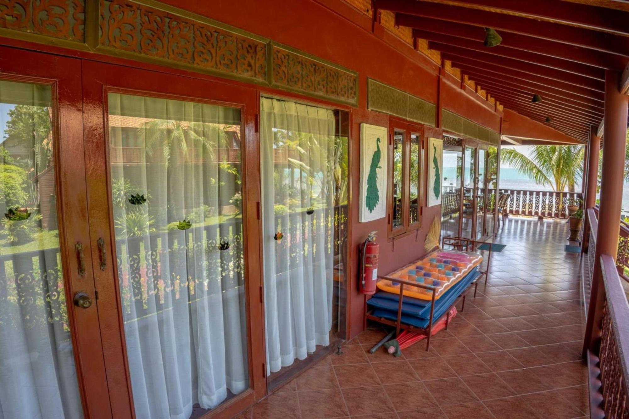 Villa Beachfront Villa, Bang Po