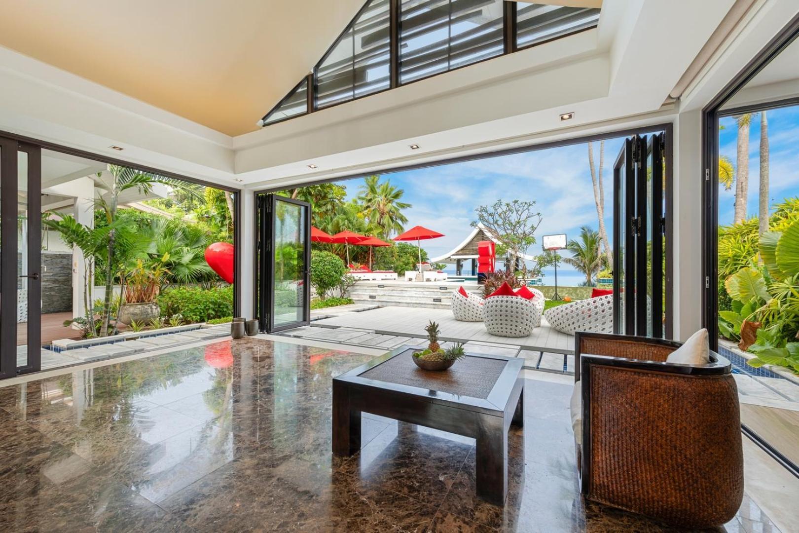 Beachfront Baan Paradise Villa *
