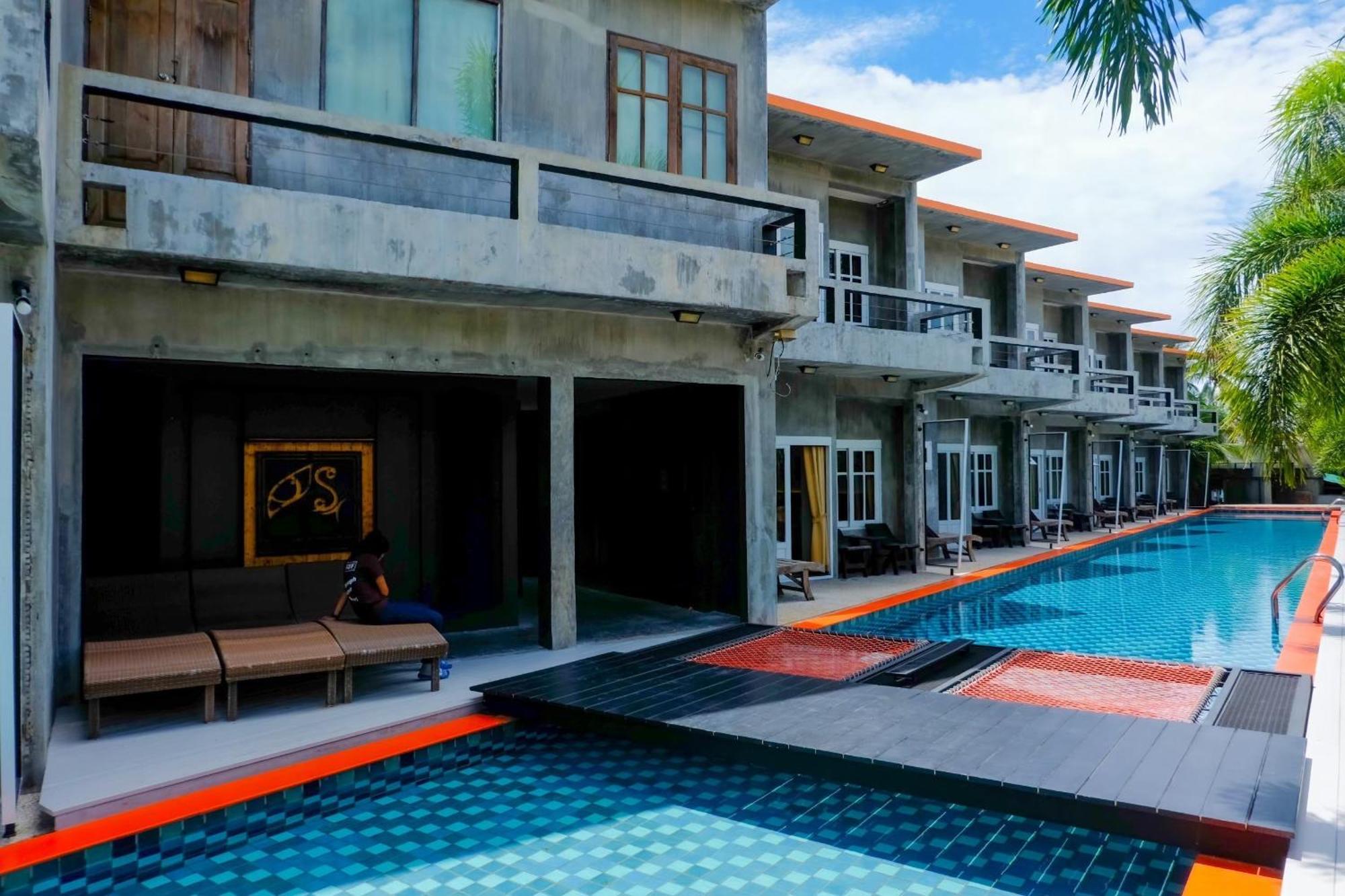 Resort Through 3*