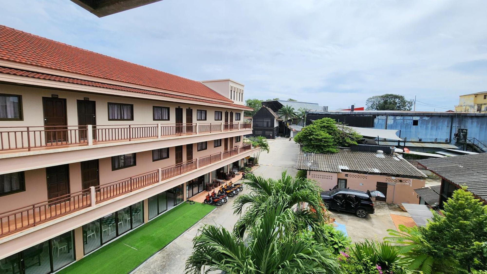 Panupong Hotel 3*