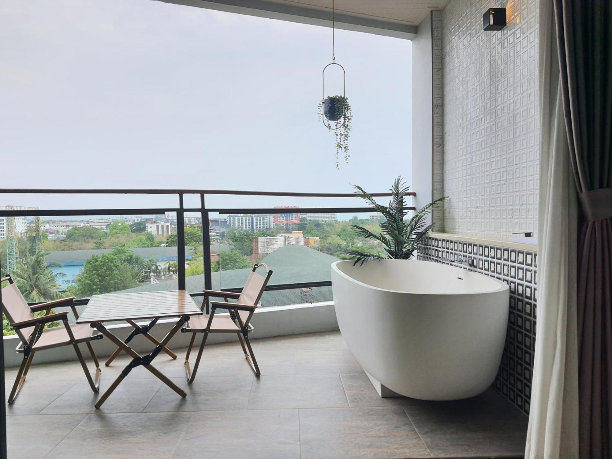 Hotel Whale - Sha 4*