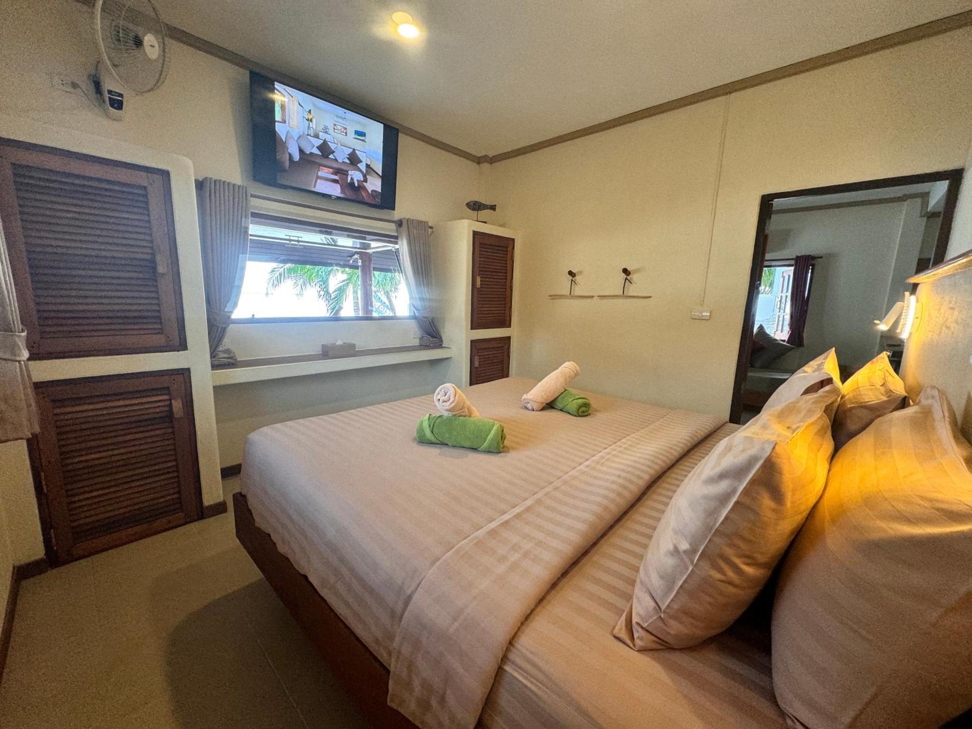 Three Rare & Private Front Guest house Thongsala