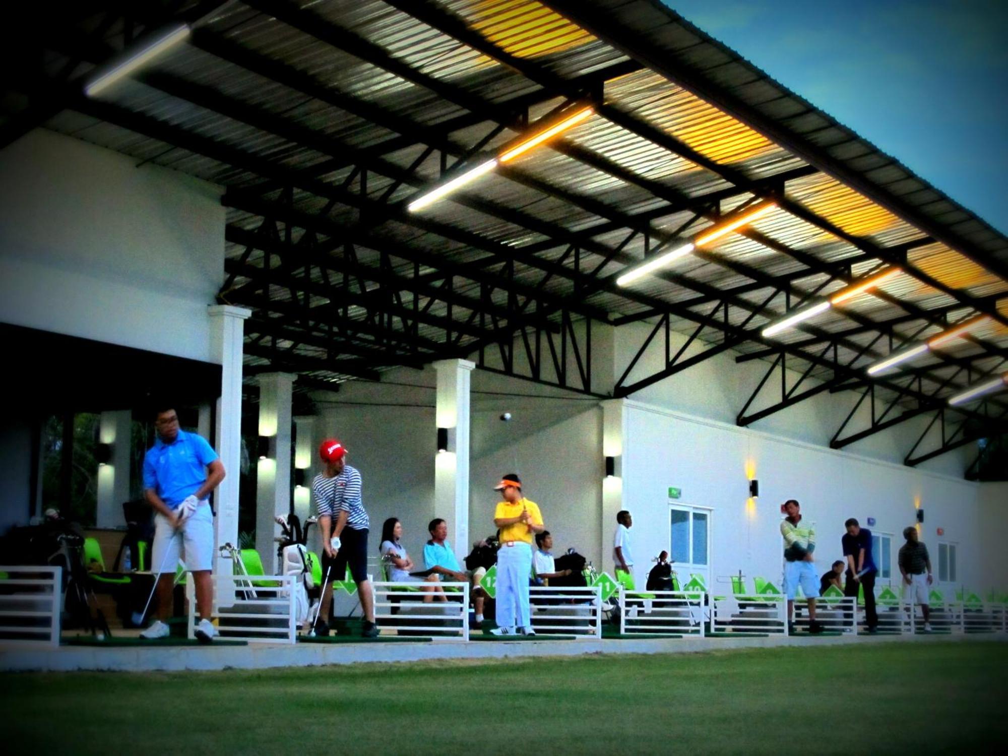 Resort Palm Driving Range &