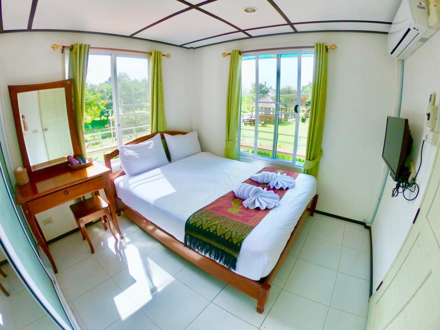 Revolution Hostel *