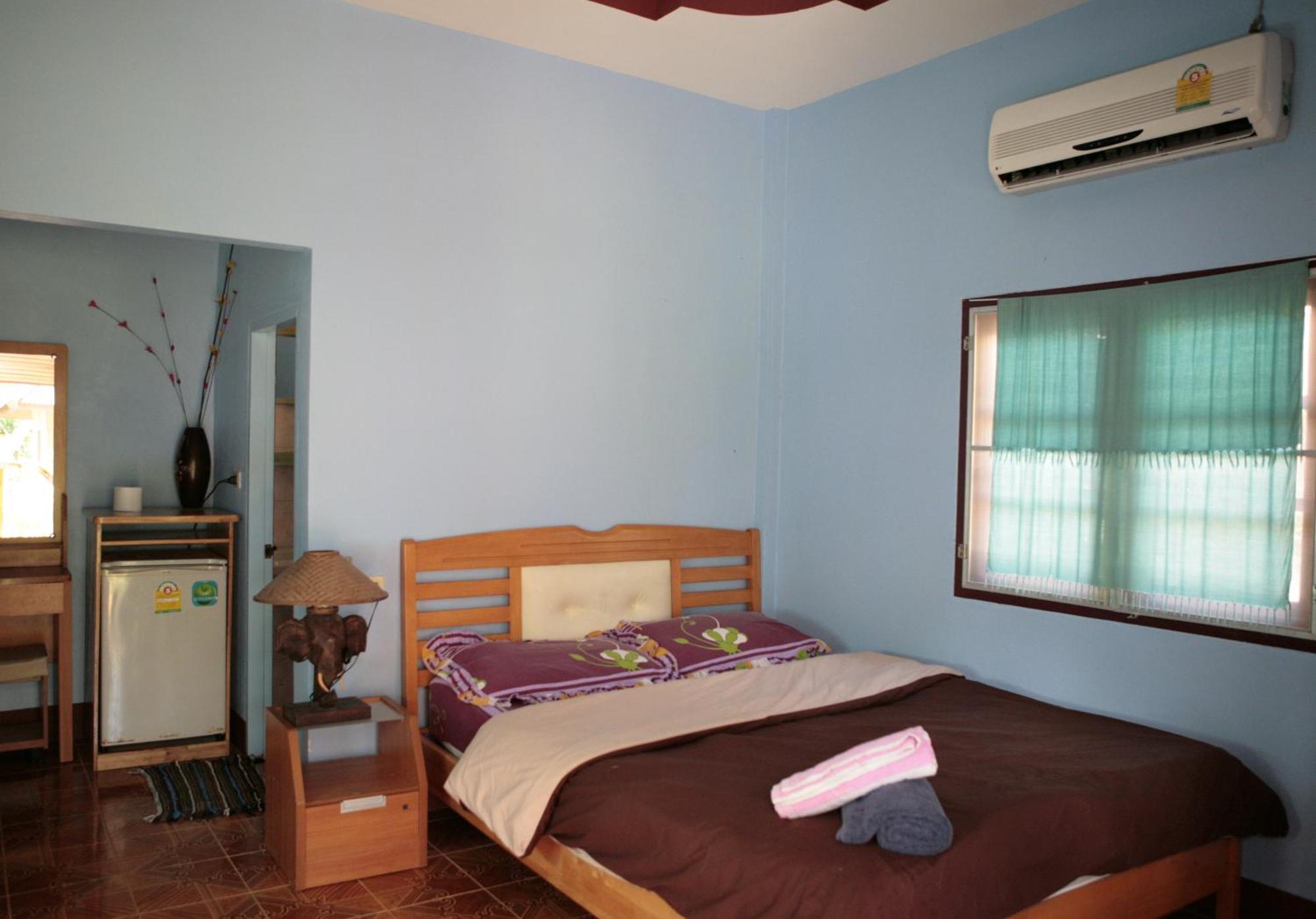 Jungle Hut & Hotel Haad Chao Phao