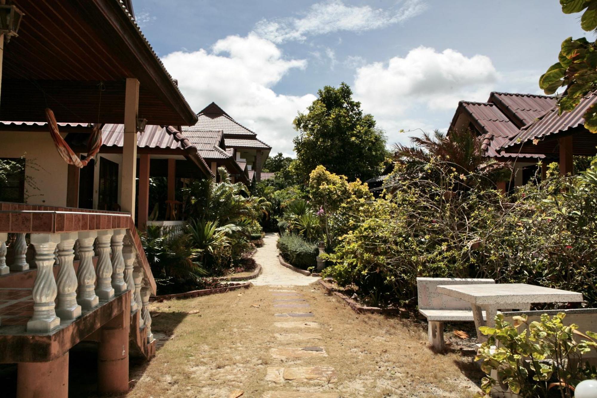 Hotel Jungle Hut & 2*