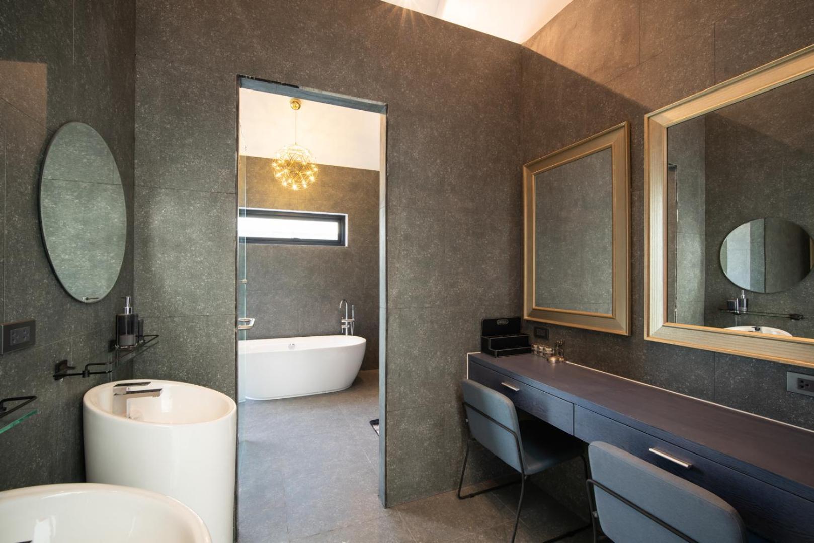 Super High Ceiling Luxury 3 Bedrooms Pool *