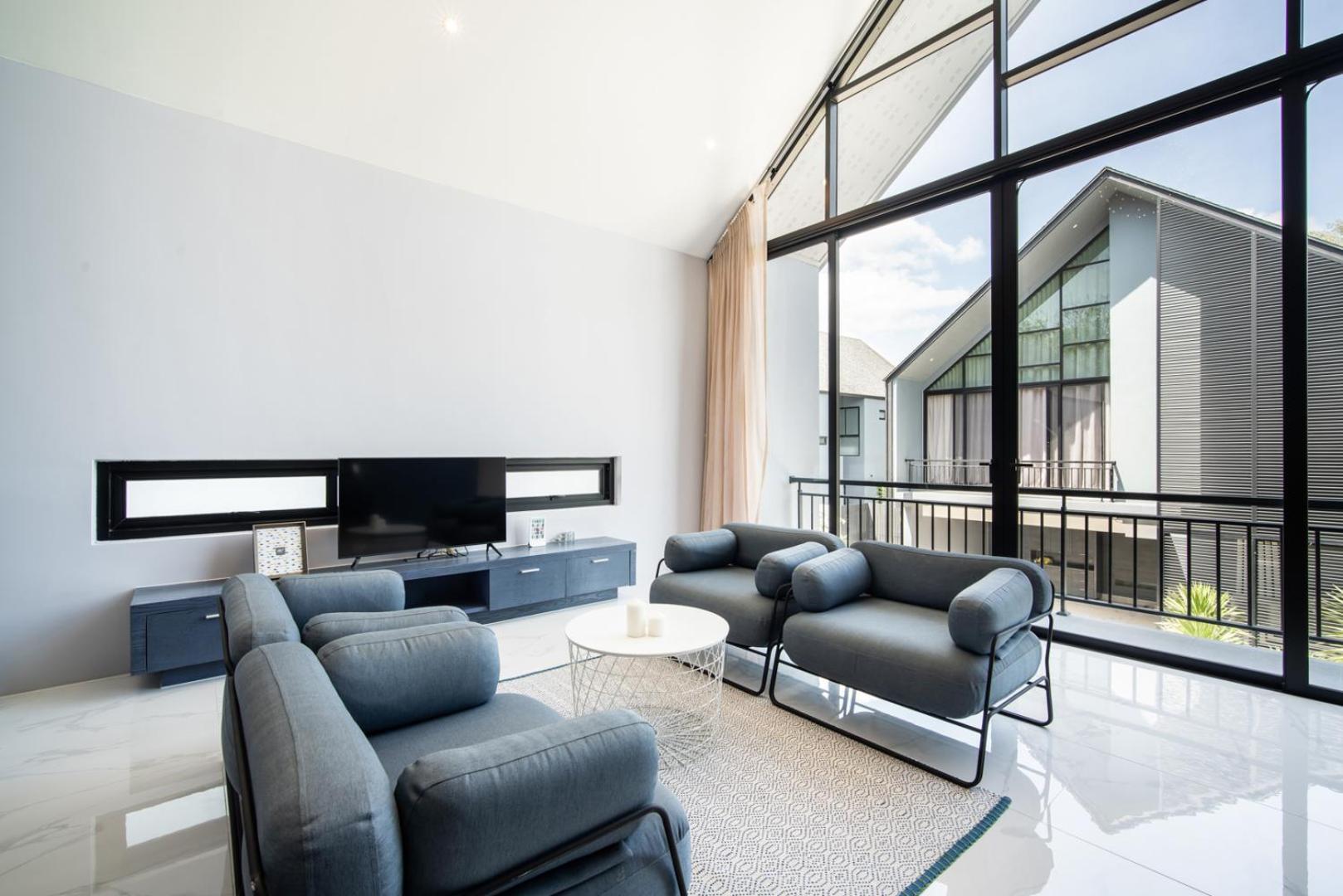 Super High Ceiling Luxury 3 Bedrooms Pool