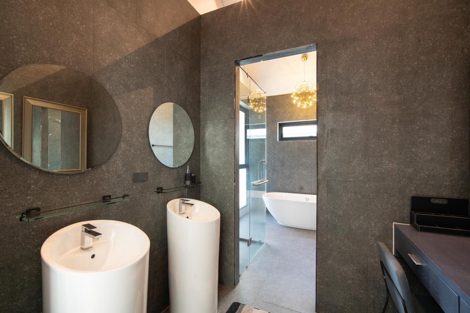 Super High Ceiling Luxury 3 Bedrooms Pool