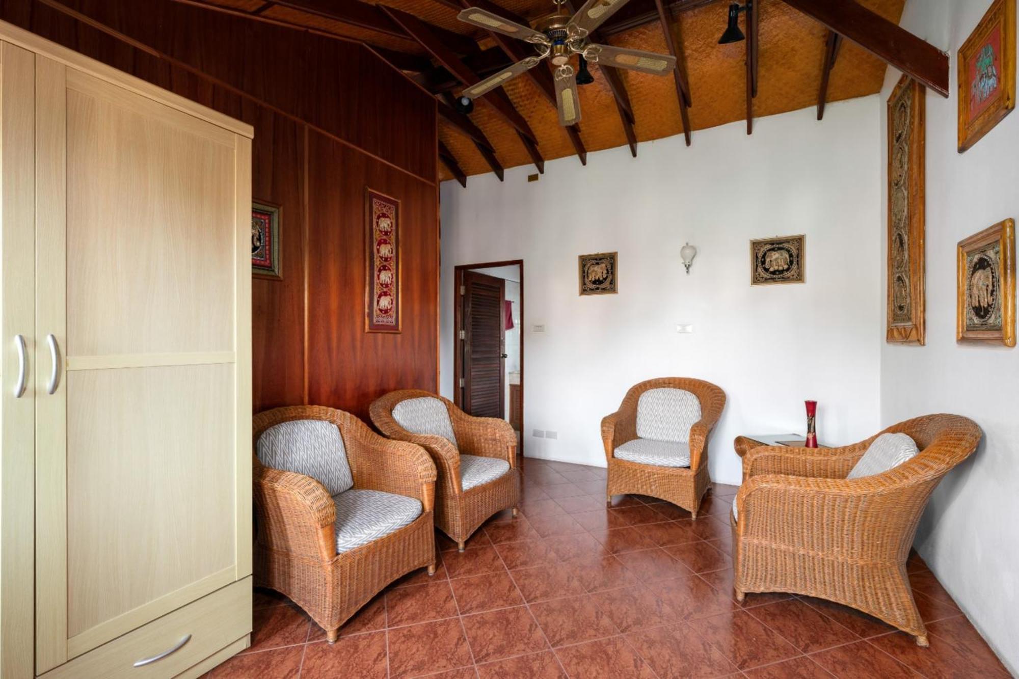 Villa Beachfront Villa, Bang Po