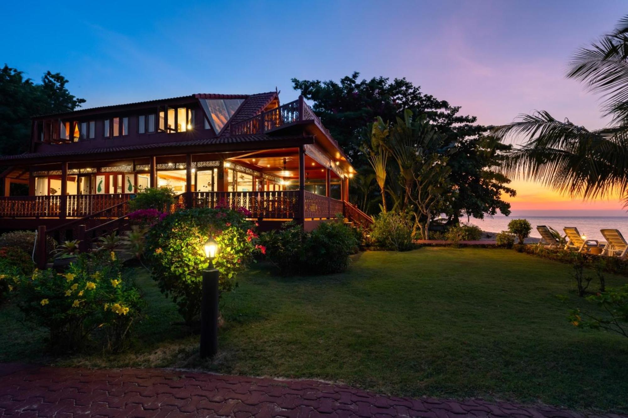 Beachfront Villa, Bang Po Villa *