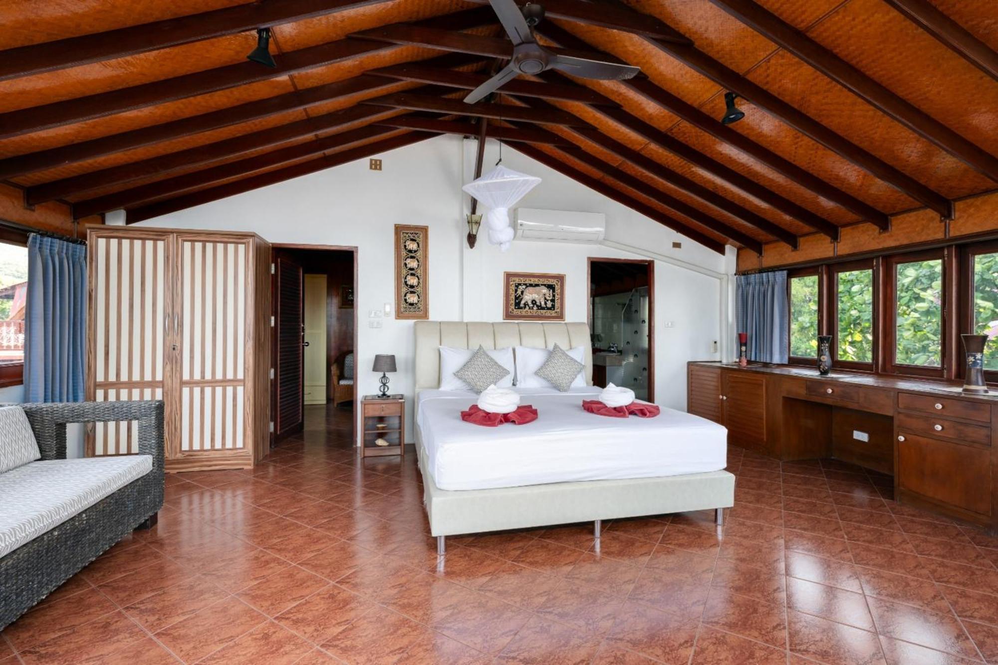 Beachfront Villa, Bang Po Villa