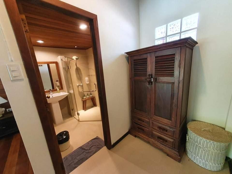 Salad Hut Lodge