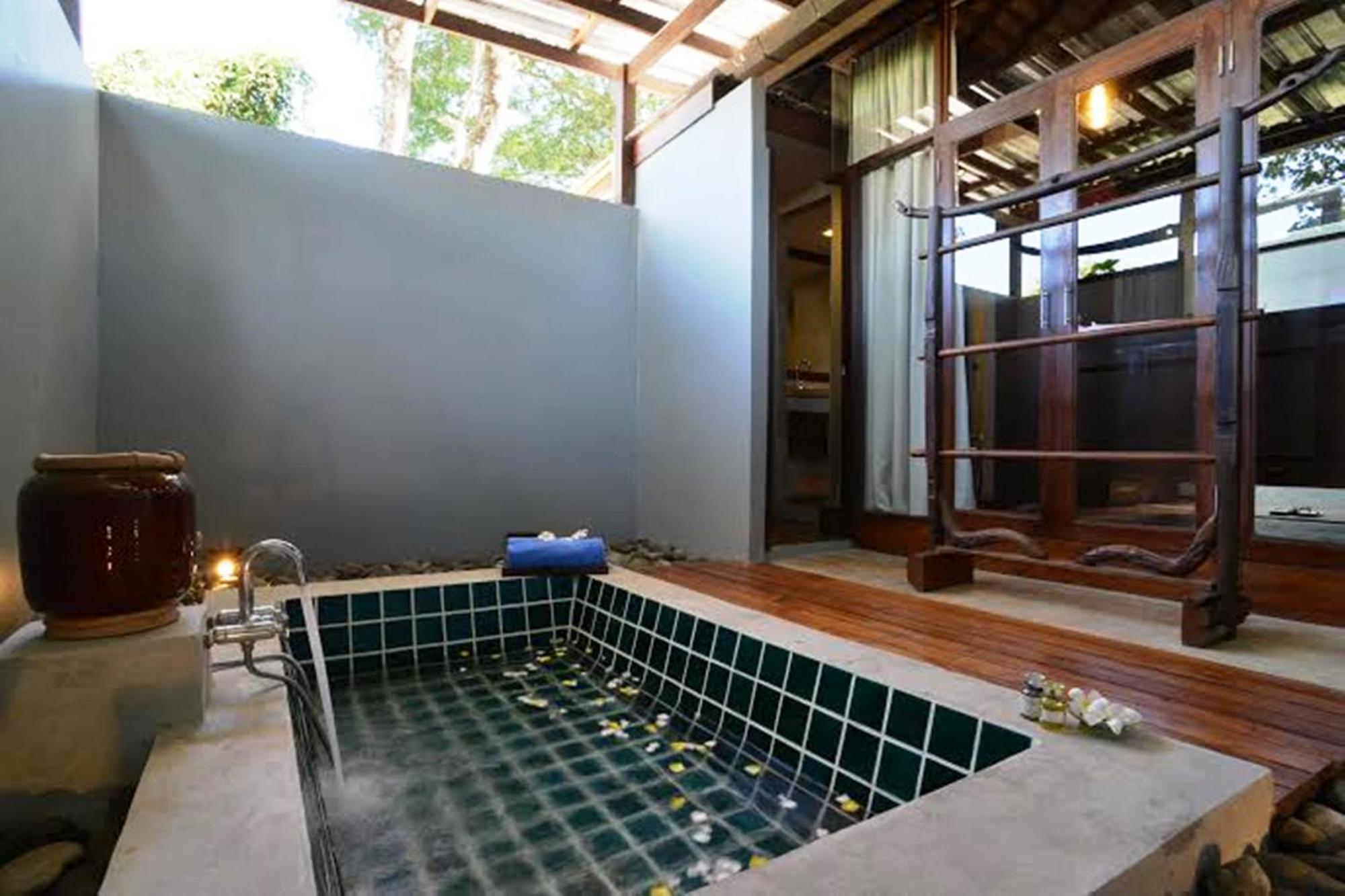 The Quarter 4* Pai
