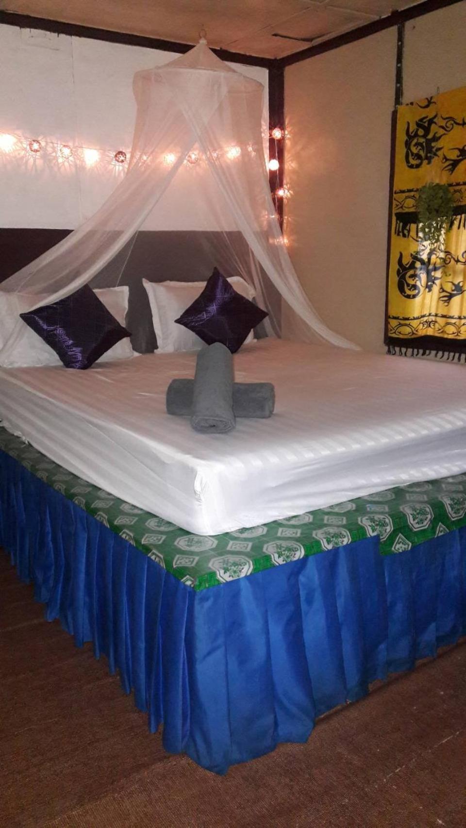 Jungle Hut & Hotel 2*