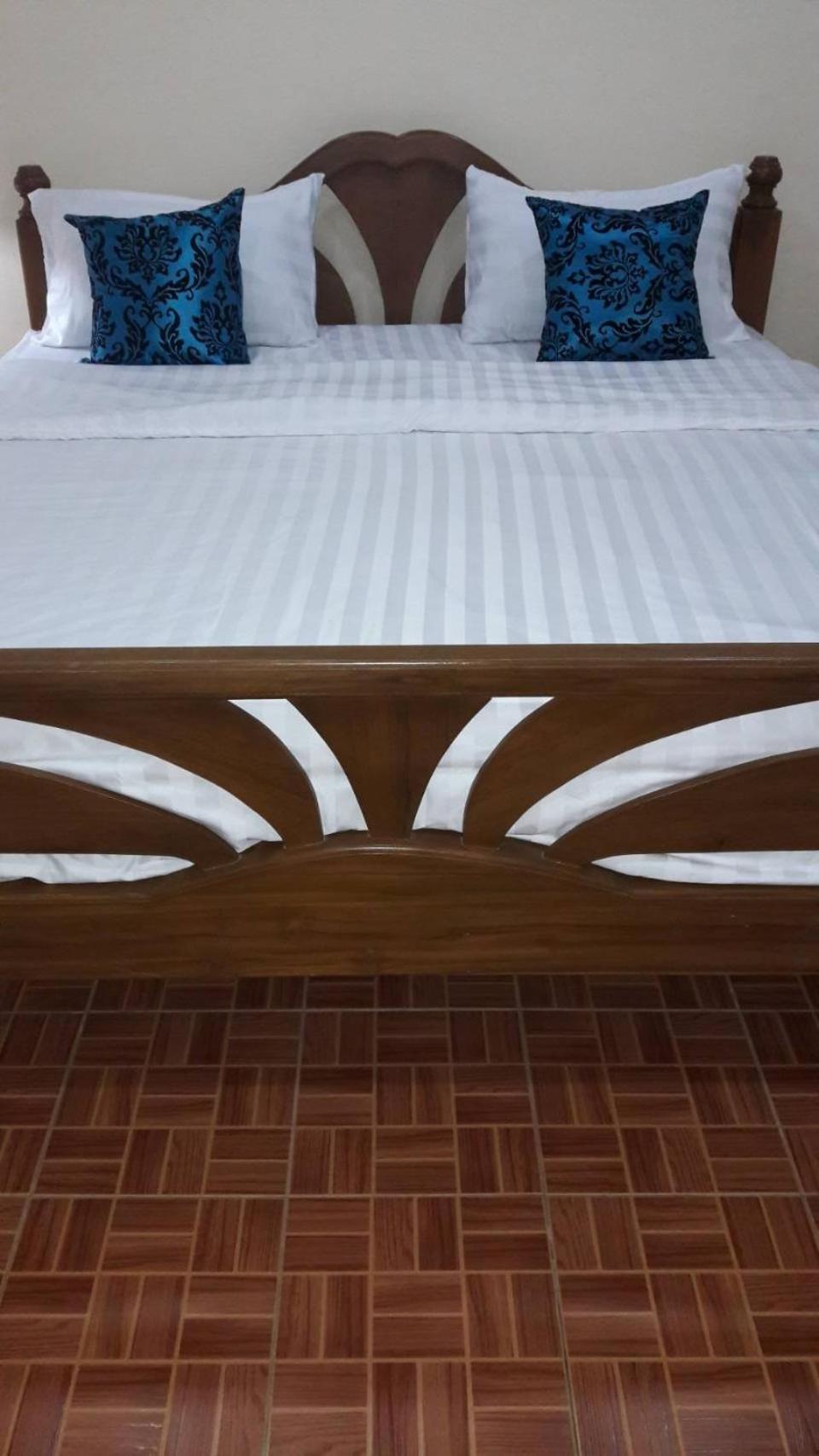 Jungle Hut & Hotel 2*