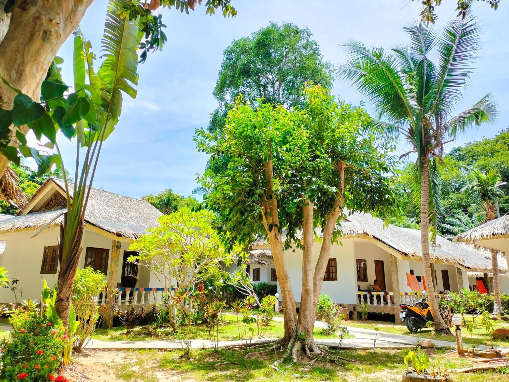 Phuwadee Thong Nai Pan Noi
