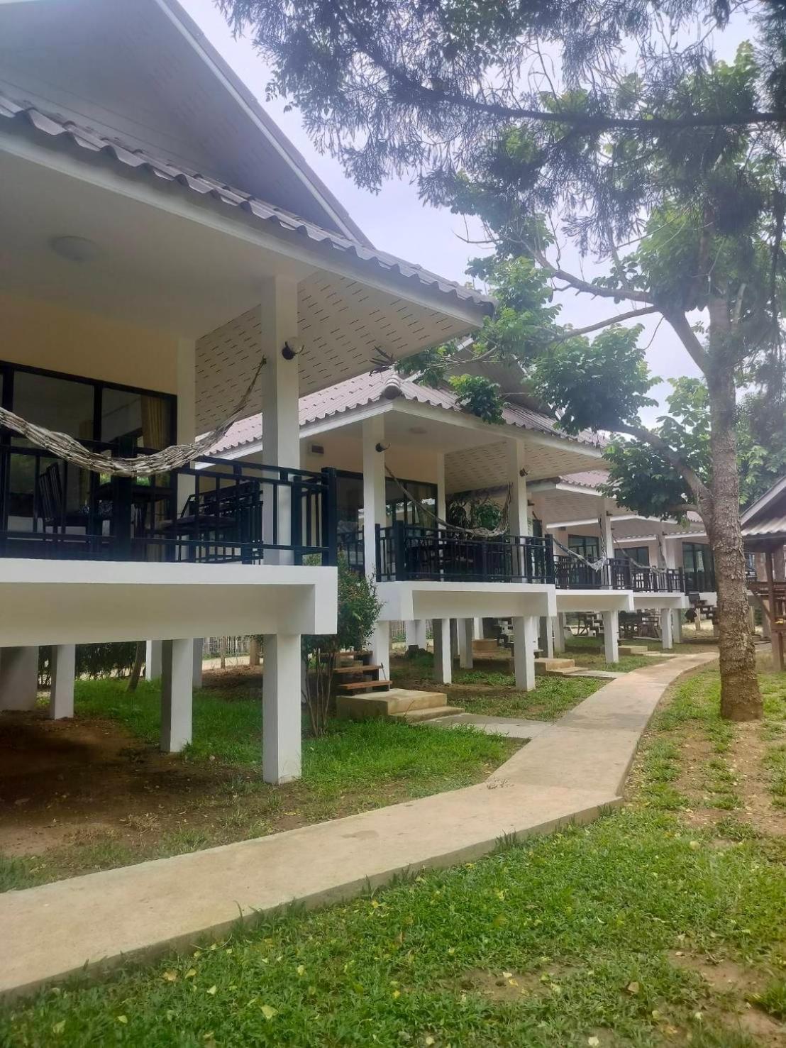 Family Hut Resort *