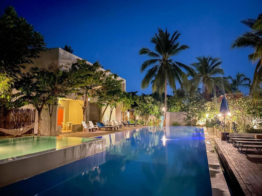 Hotel The Living Pool