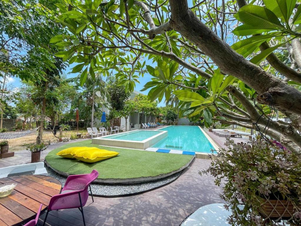 The Living Pool 3*