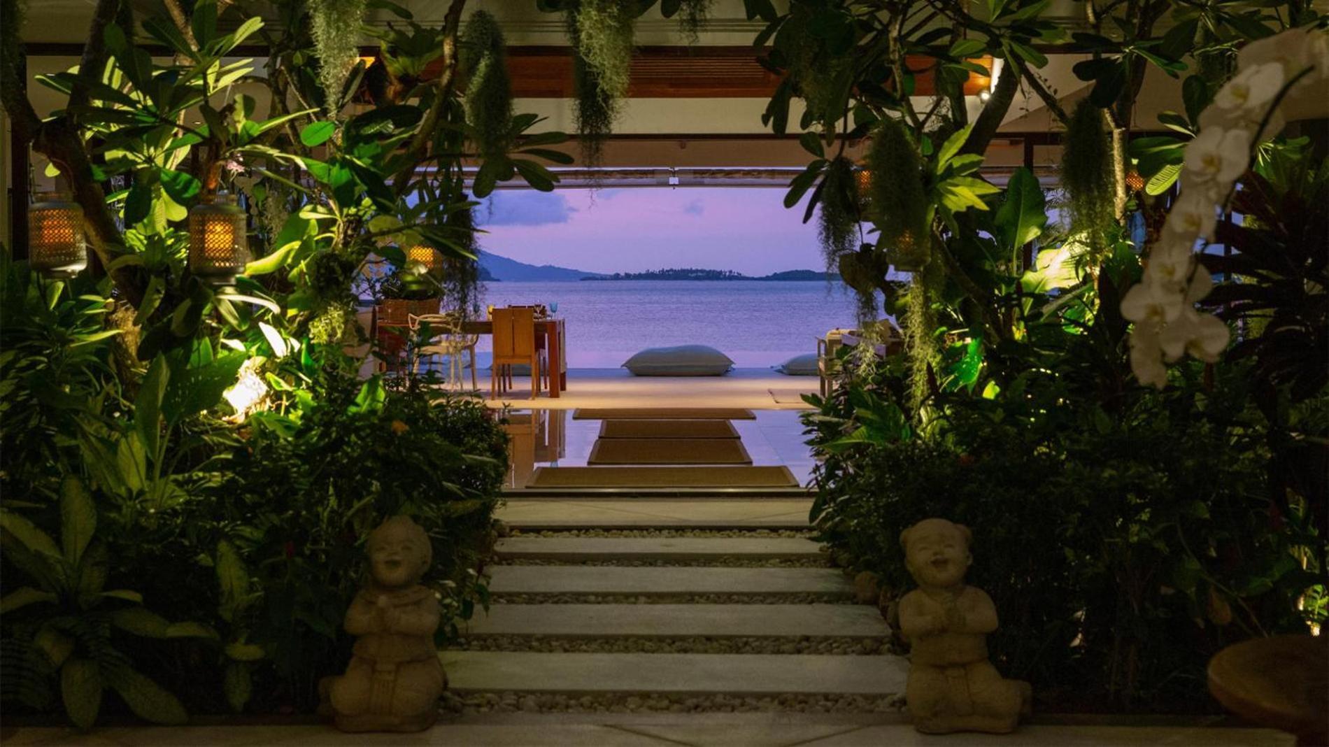 Villa Chic Baan Capo - Luxury Four Bedroom Beachfront *