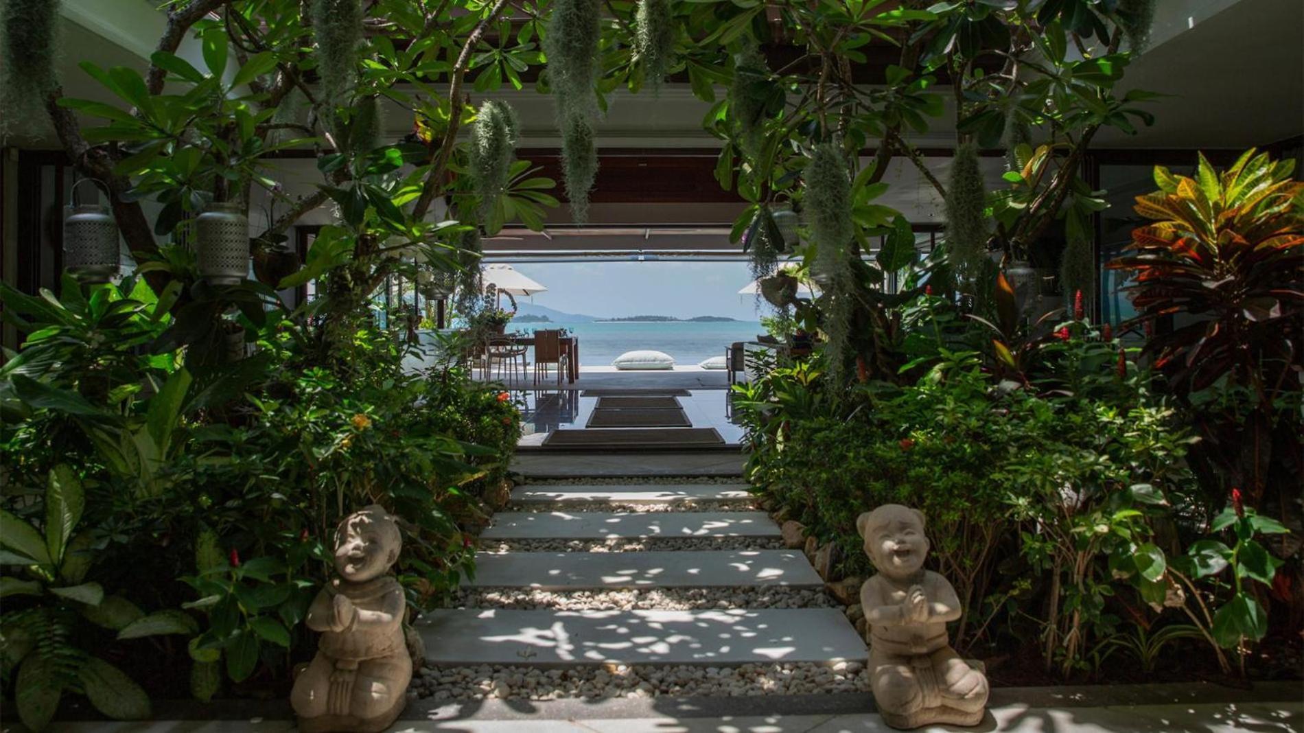 Chic Baan Capo - Luxury Four Bedroom Beachfront *