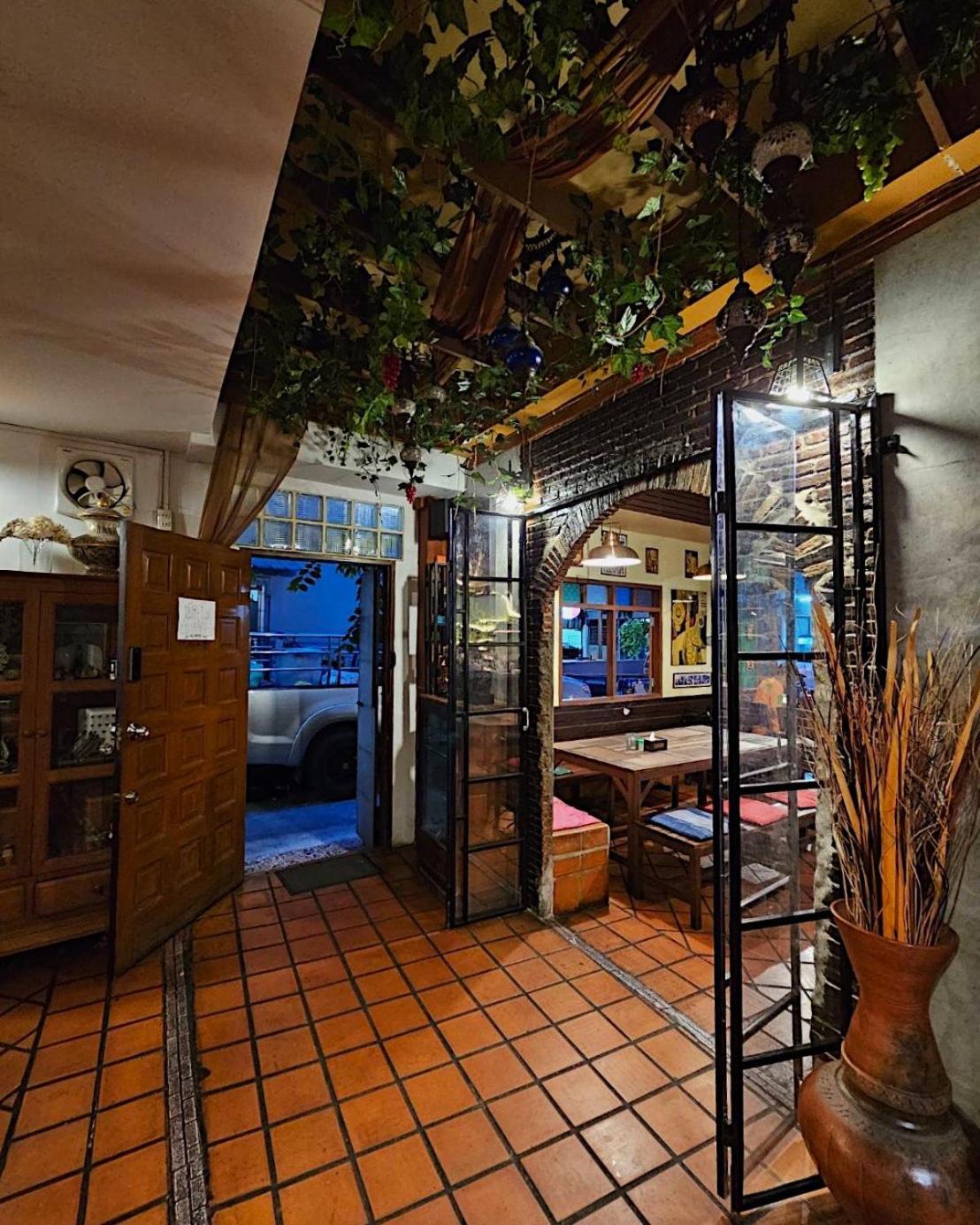 Baan Glang Soi Restaurant & Acomodação com café da manhã  Banguecoque