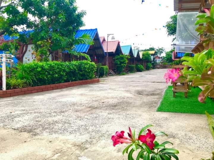 Talad Nam Klong Hae *